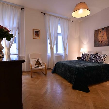 Cozy Flat By The Astronomical Clock Apartamento Praga Exterior foto