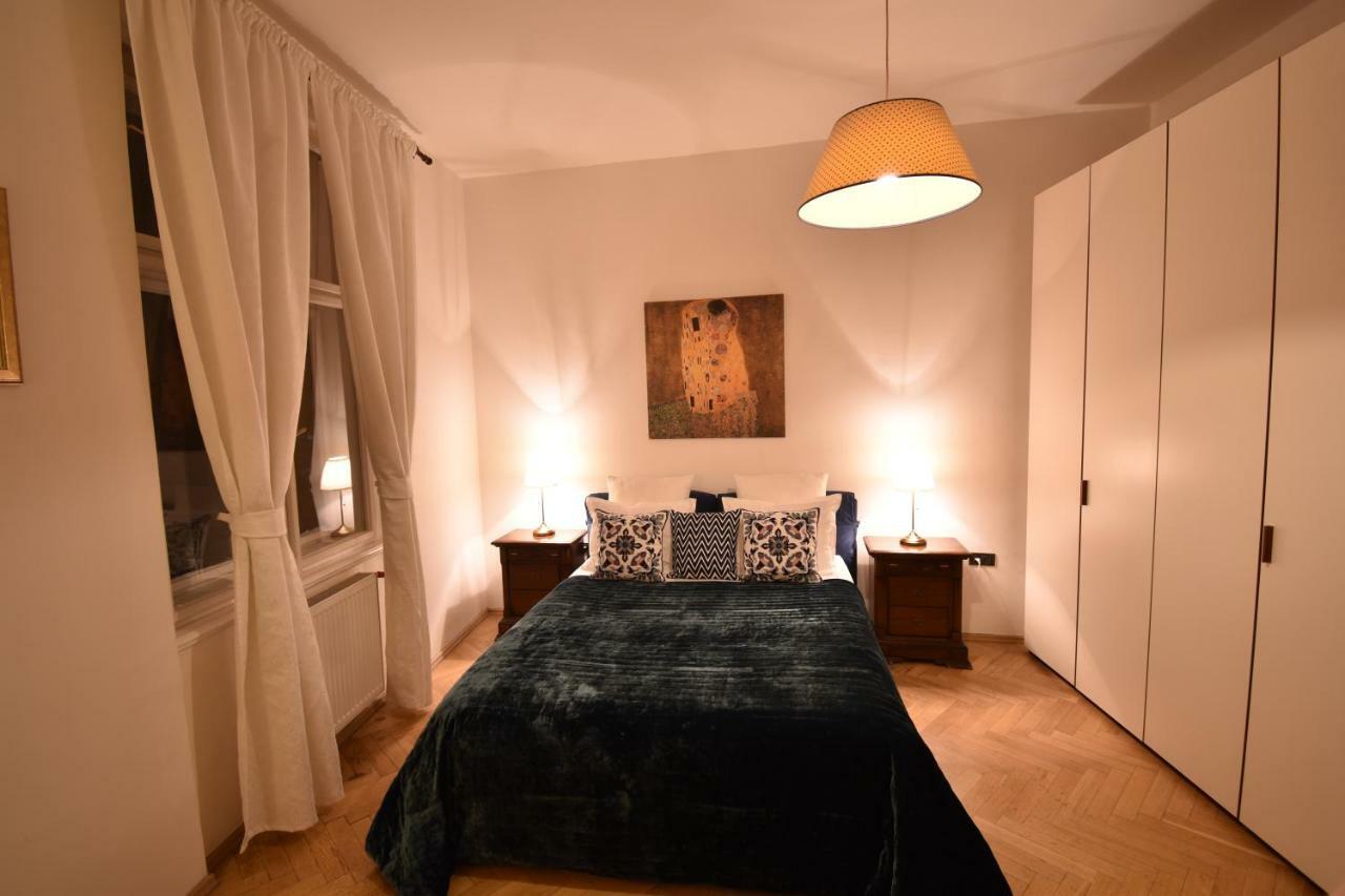 Cozy Flat By The Astronomical Clock Apartamento Praga Exterior foto