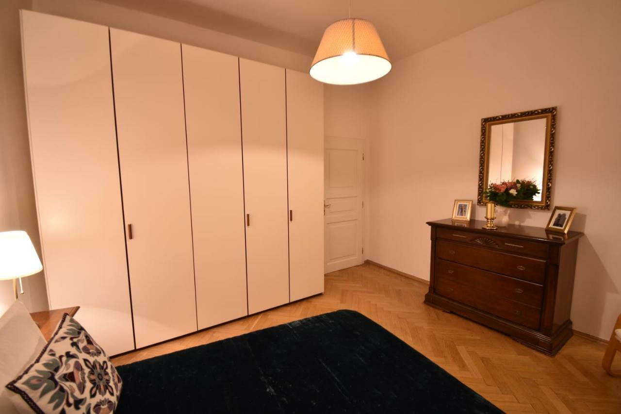 Cozy Flat By The Astronomical Clock Apartamento Praga Exterior foto
